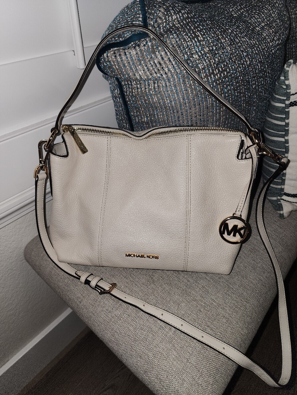Michael Kors Cream Pebbled Leather Shoulder Or Adjustable Crossbody - Picture 4 of 16